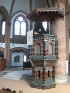 Altar aus mehrfarbig glasierten Ziegel
